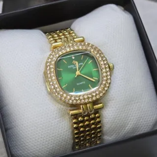 ساعت طلایی زمینه سبز