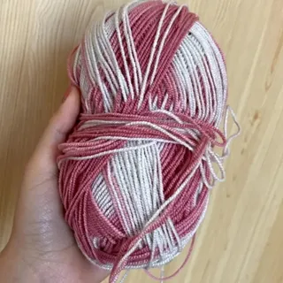 کاموا سفید صورتی