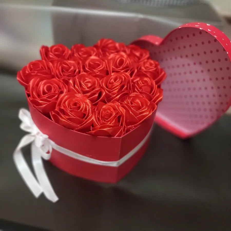 باکس 16 شاخه گل روبانی