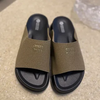 صندل طرح میومیو زیتونی