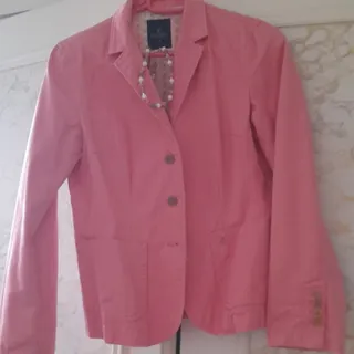 کت صورتی جین  پوشیده شده