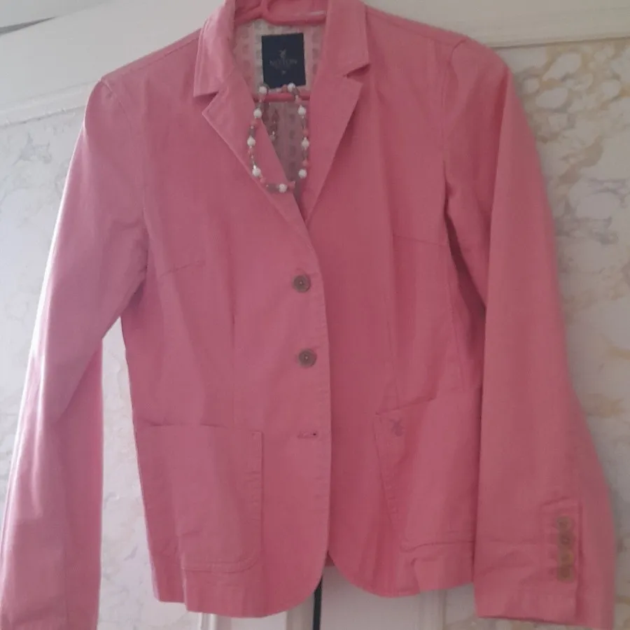 کت صورتی جین  پوشیده شده