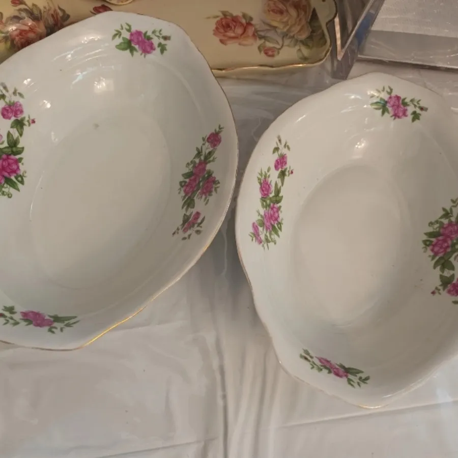 مرغ خوری گل سرخی قدیمی