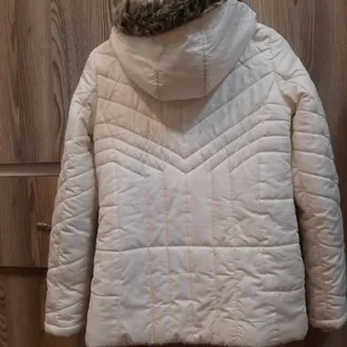 کاپشن سفید کلاه دار