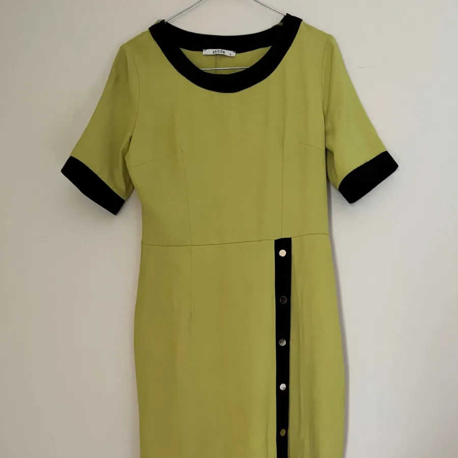 پیراهن سبز فسفری