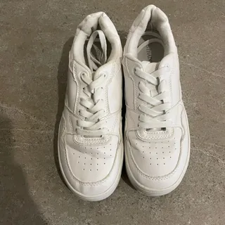 اسنیکر pull and bear