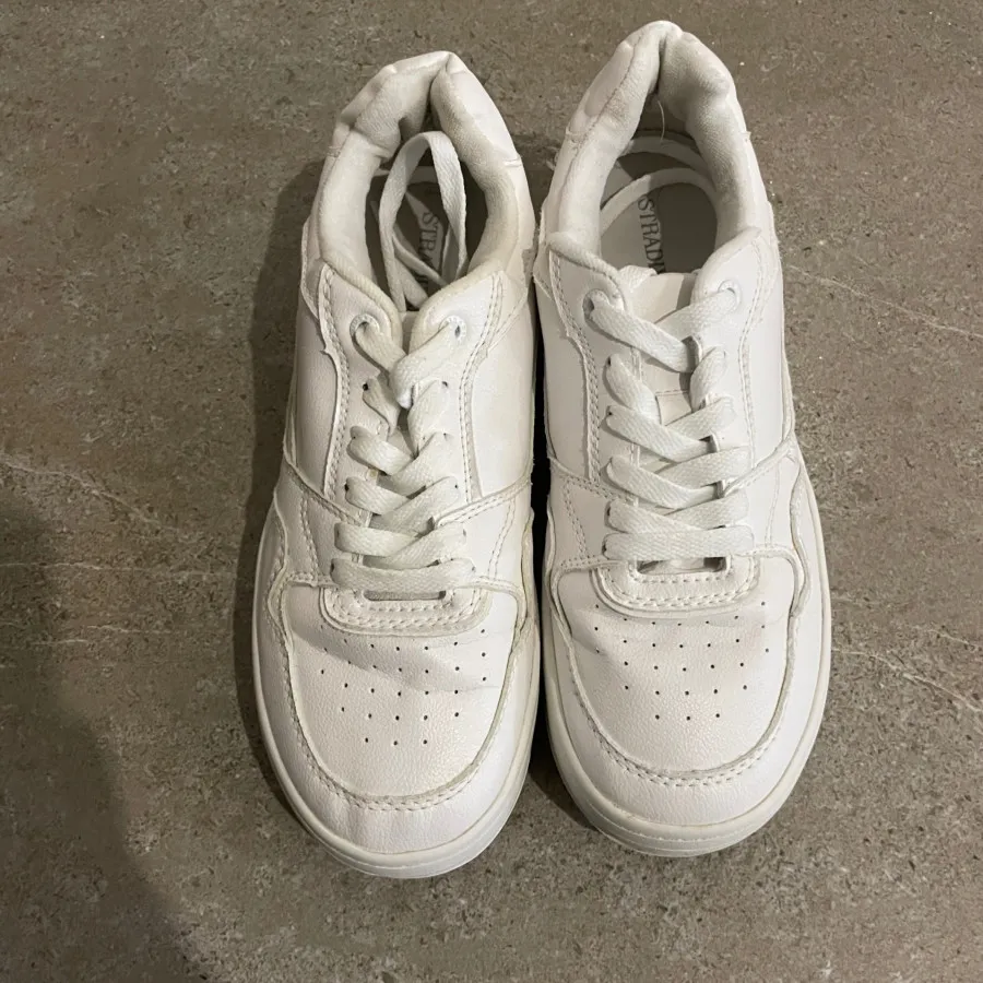 اسنیکر pull and bear