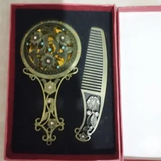 شانه و آینه فلزی