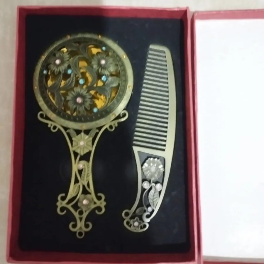 شانه و آینه فلزی