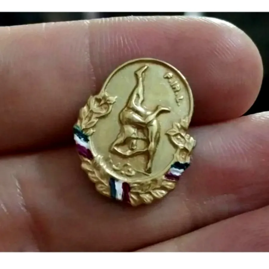 سنجاق سینه یا بج قدیمی