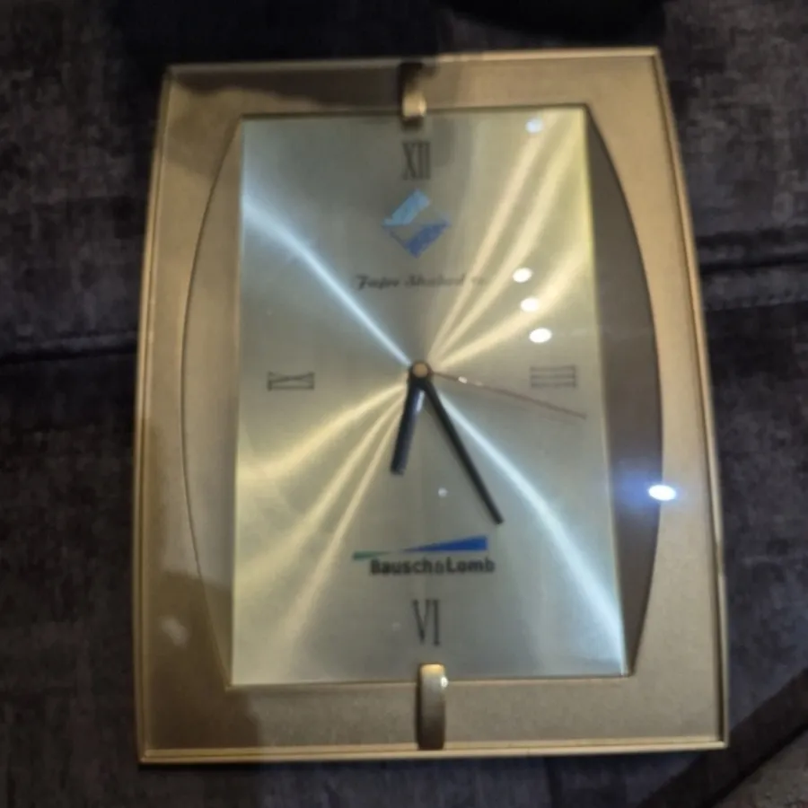 ساعت دیواری طلایی