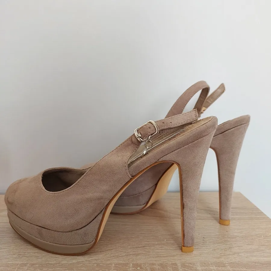 کفش پاشنه بلند زنانه