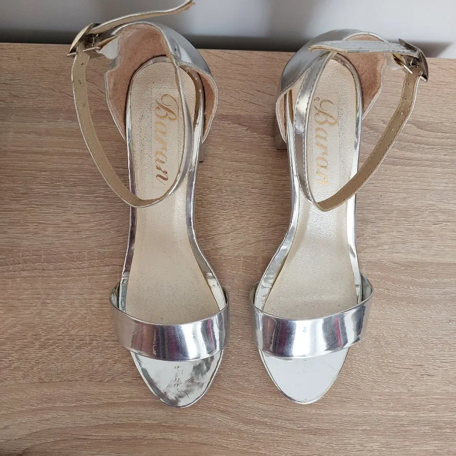 کفش پاشنه‌بلند ورنی