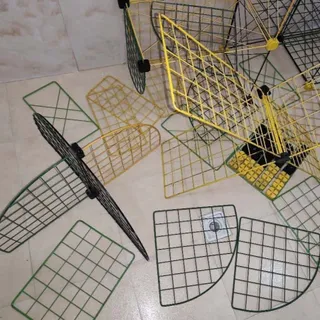 قفسه ی فلزی مشبک
