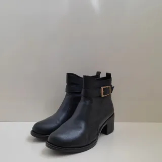 نیمبوت  سگک دار سایز 39