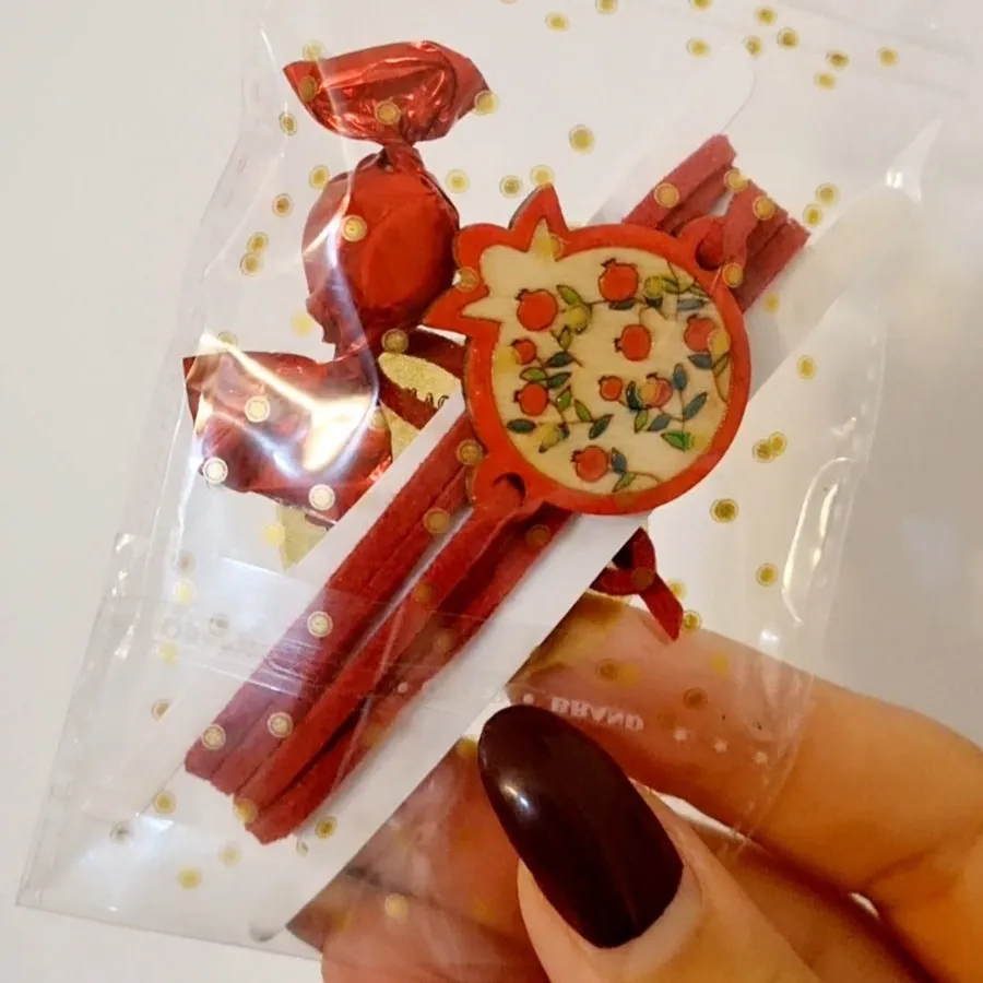 گیفت یلدایی دستبند چوبی