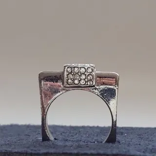 انگشتر نگین دار