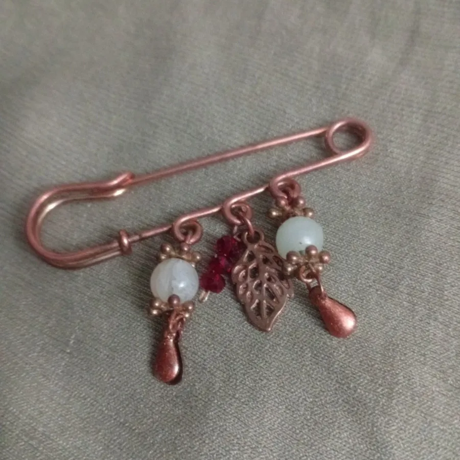 گل سینه مسی با سنگ