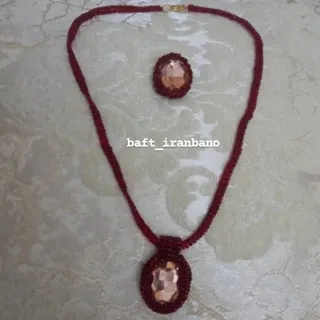 گردنبند و سنجاق سینه منجق