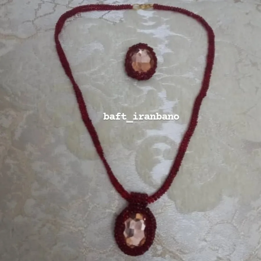 گردنبند و سنجاق سینه منجق