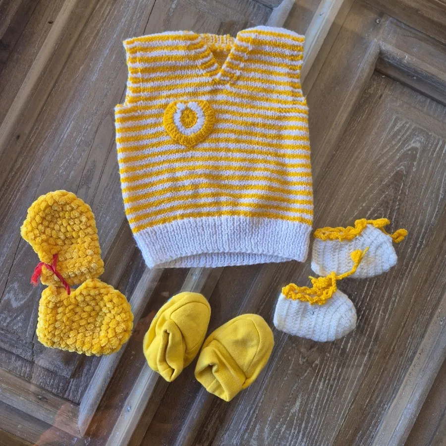 جلیقه دست بافت و پاپوش