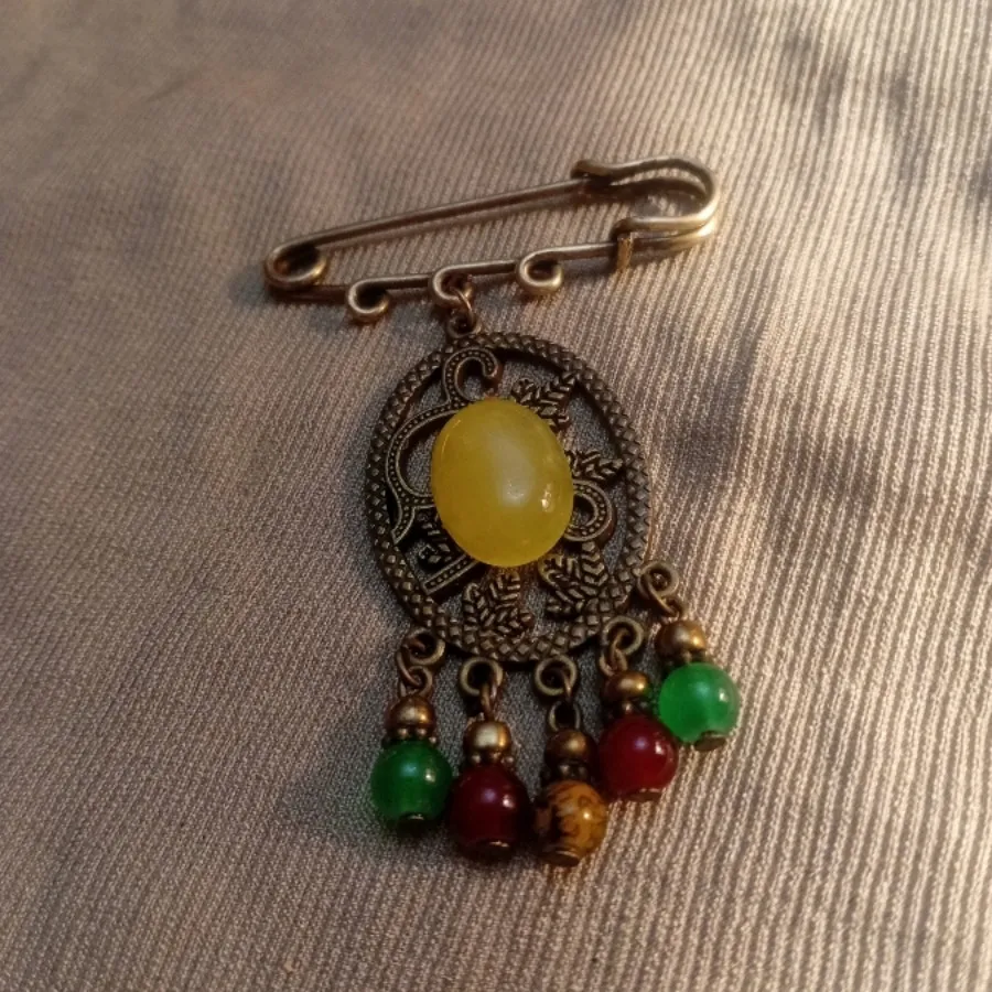 سنجاق و اویز طرح دار