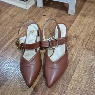 کفش قهوه ای