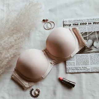 سوتین پشت شیشه ای