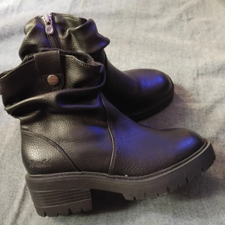 نیم بوت برند Blowfish