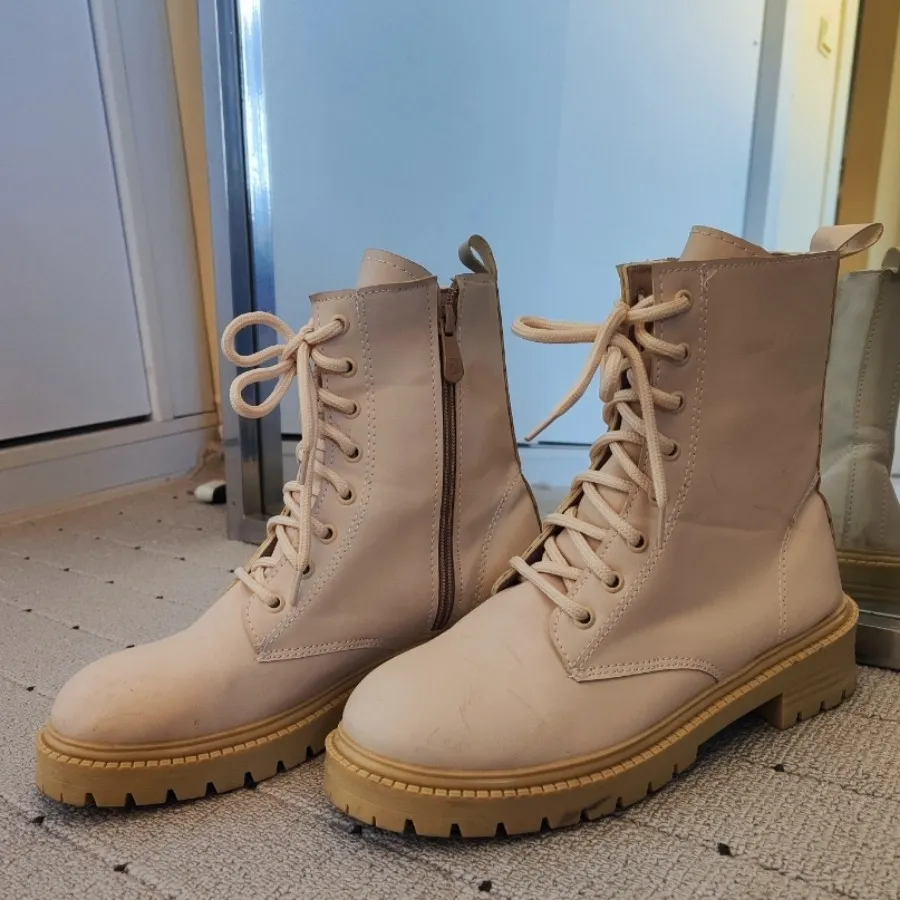 نیم بوت کرمی