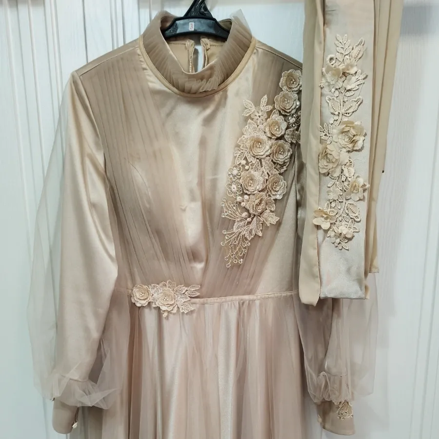 پیراهن مجلسی پوشیده