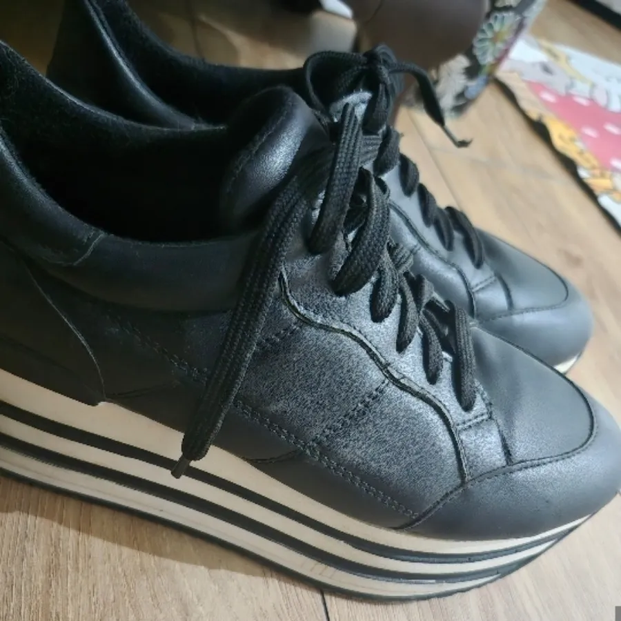 کتونی لژ دار