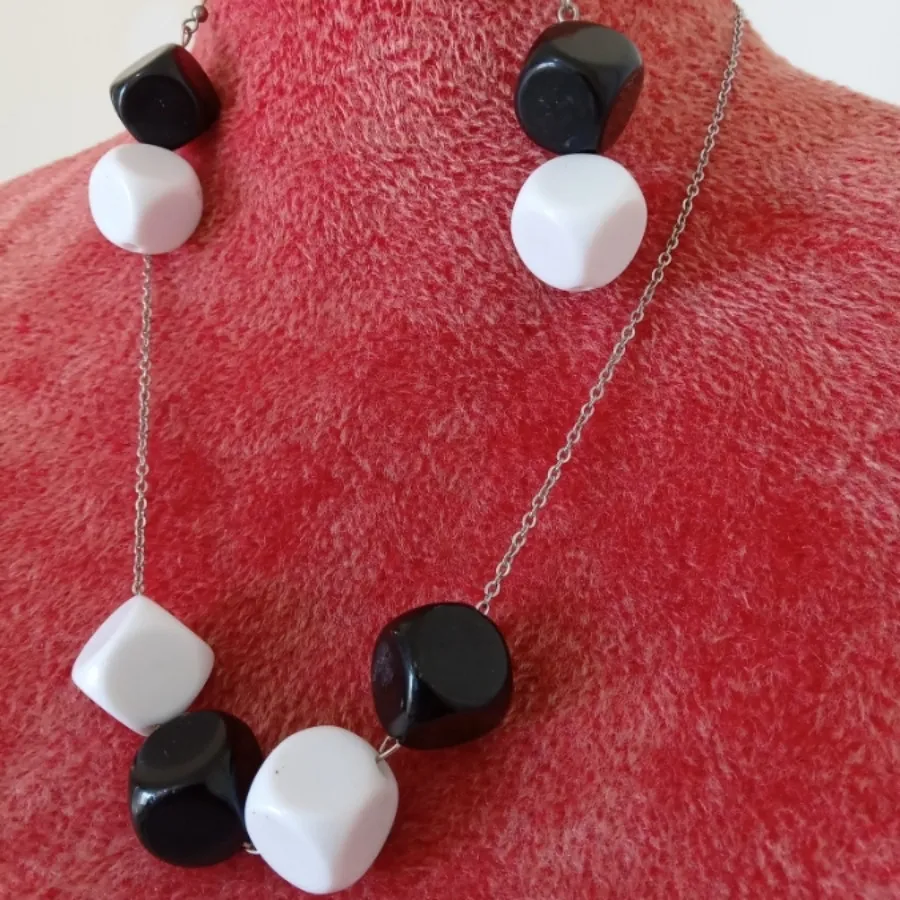 گردنبند  مدل تاس