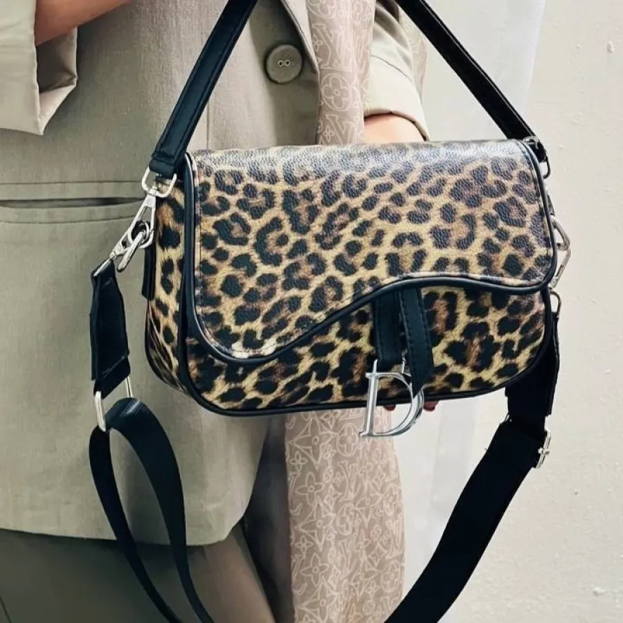 کیف پاسپورتی طرح D