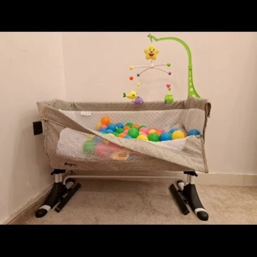 تخت کنار مادر زویه