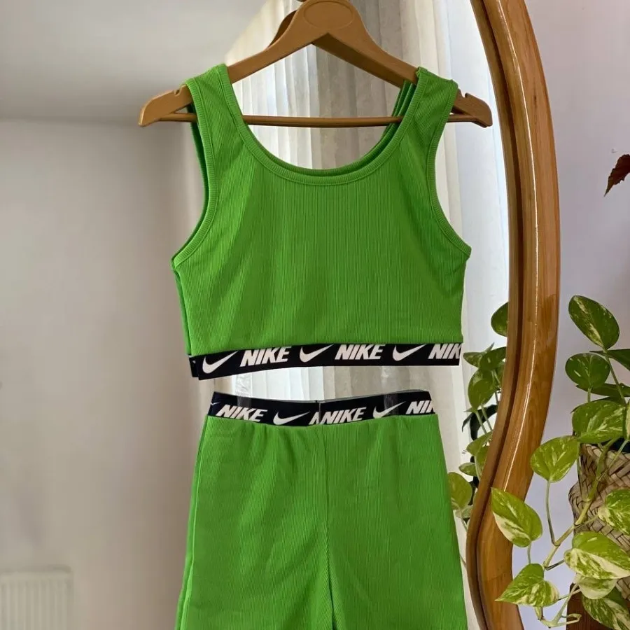 ست نیم تنه و شورتک ورزشی