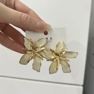 گوشوارا ی گلبرگ