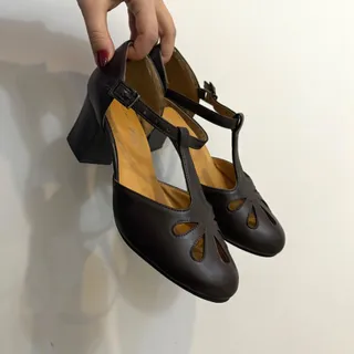 کفش قهوه ای