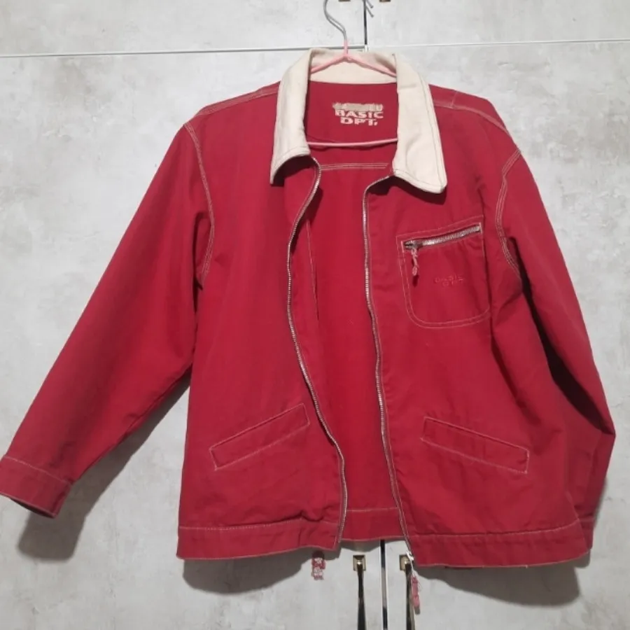 کت قرمز مایل به زرشکی