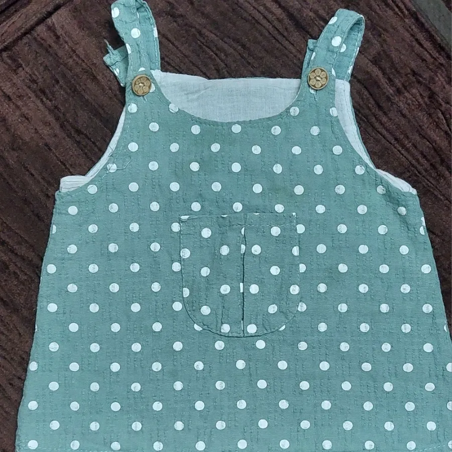 چند دست لباس بچگانه