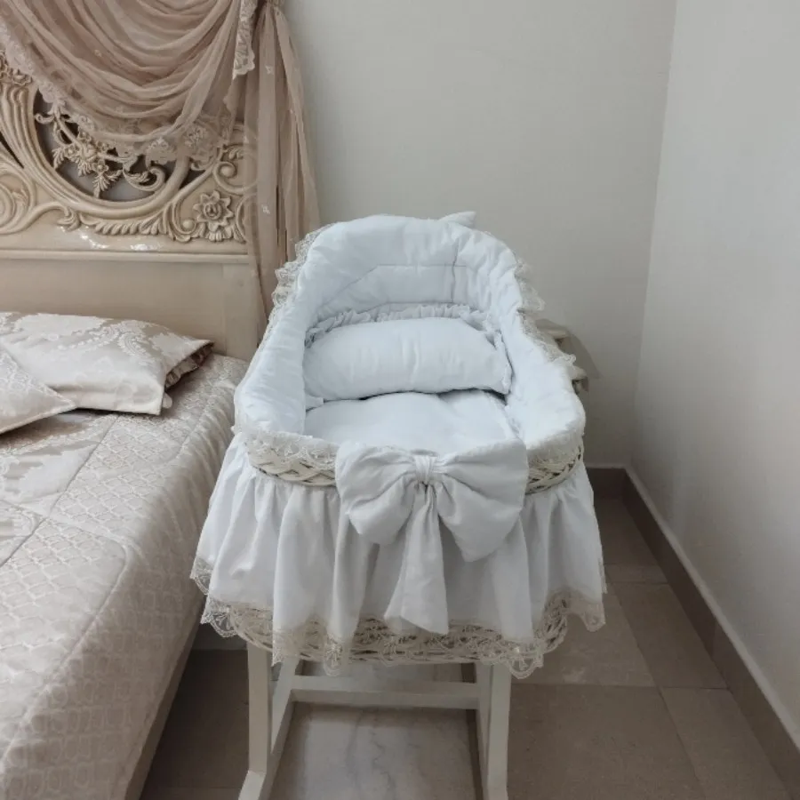 تخت کنار مادر