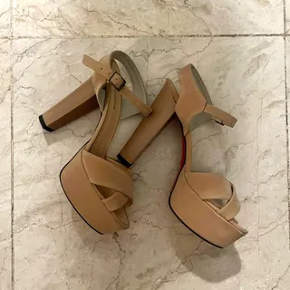 کفش bershka کرمی