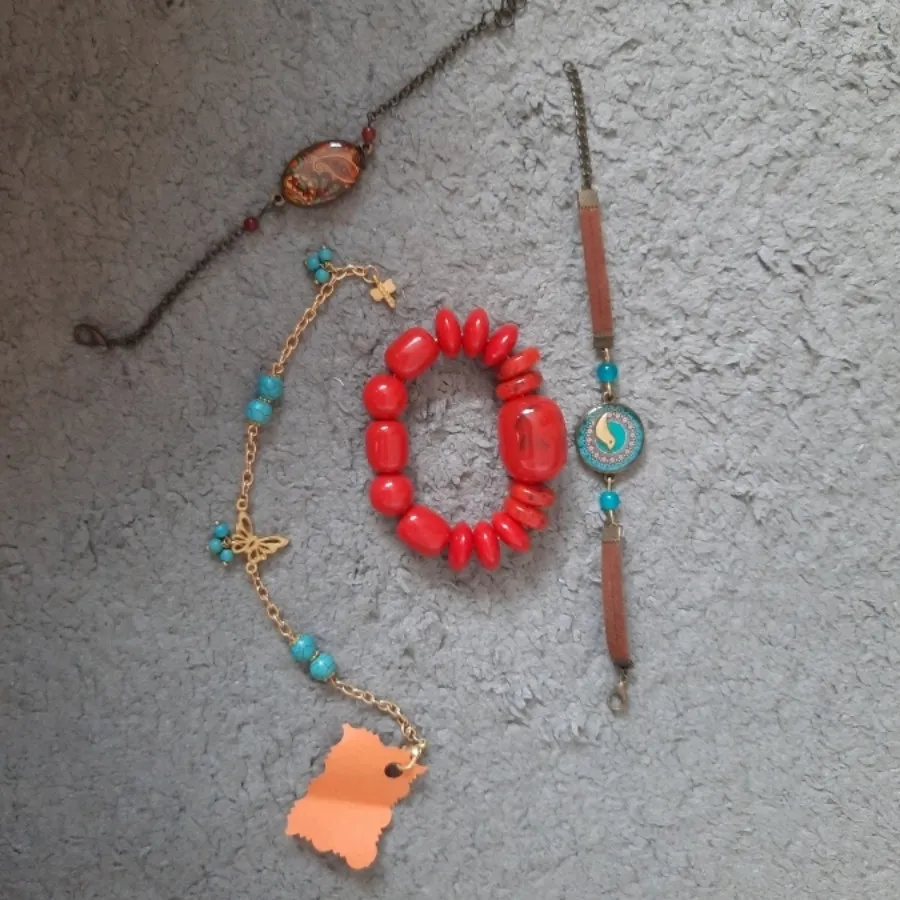 دستبند های برنجی و مهره ا