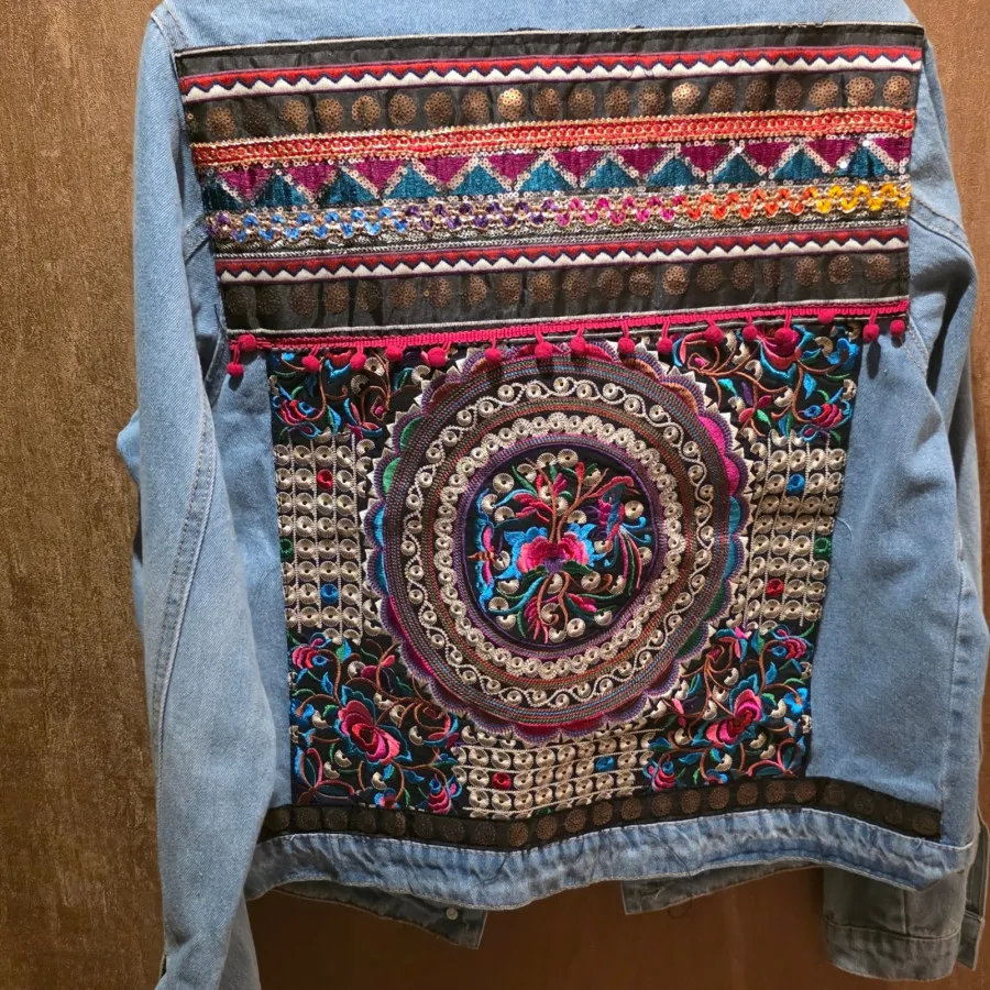 کت جین‌گلدوزی شده