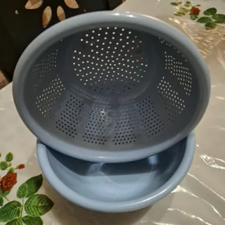 آبکش و کاسه