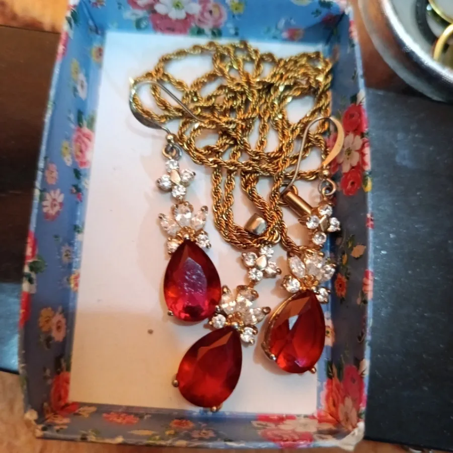 نیم ست گوشواره و گردنبند