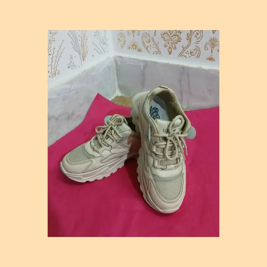 کفش کتونی کرم