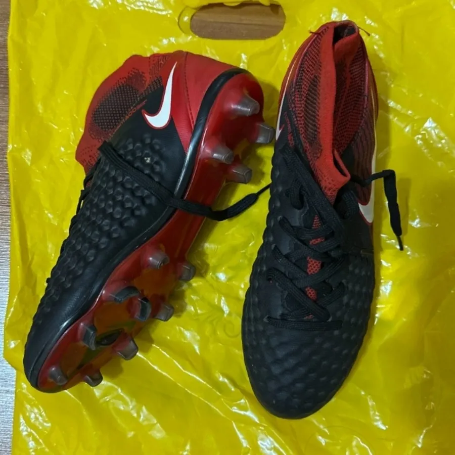 کفش فوتبال نایک مجیستا او