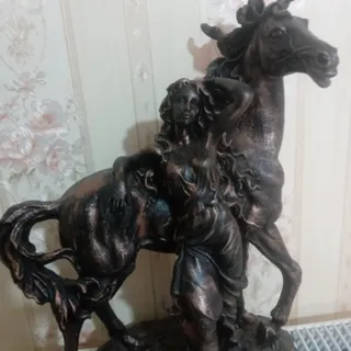 تندیس دختر اسب سوار