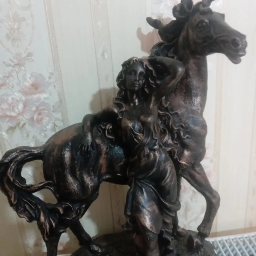 تندیس دختر اسب سوار